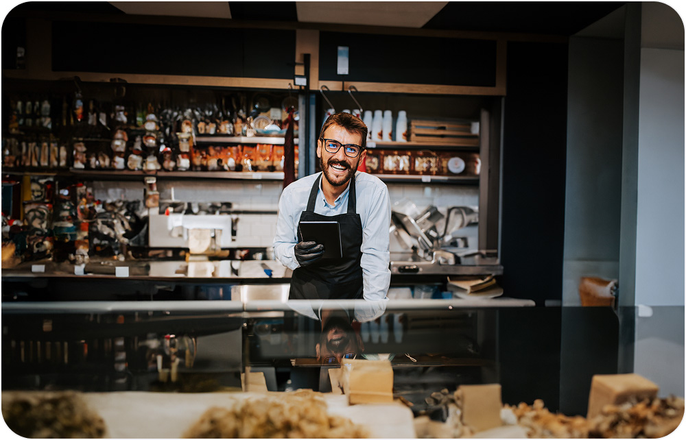 Commerçant heureux avec solution mobile Titres Prépayés