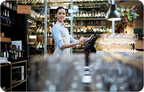 Commerçante dans un café