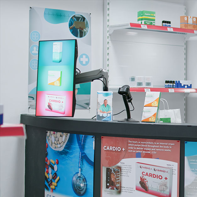 Écran dynamique sur un comptoir de pharmacie